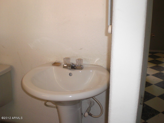 8620 West Piccadilly Road Phoenix, AZ 85037 - Photo 11 of 24 021-618209 bath 2 sink