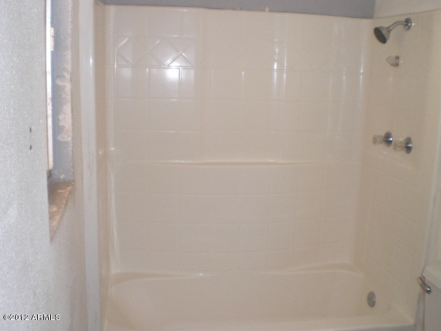 8620 West Piccadilly Road Phoenix, AZ 85037 - Photo 12 of 24 021-618209 bath 2 tub