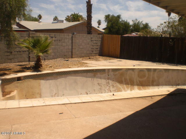 8620 West Piccadilly Road Phoenix, AZ 85037 - Photo 21 of 24 021-618209 yard