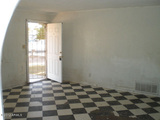 8620 West Piccadilly Road Phoenix, AZ 85037 - Photo 4 of 24 021-618209 living room