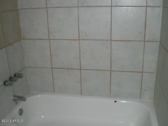 8620 West Piccadilly Road Phoenix, AZ 85037 - Photo 9 of 24 021-618209 bath 1 tub