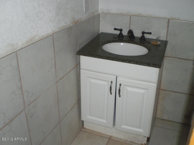 8620 West Piccadilly Road Phoenix, AZ 85037 - Photo 10 of 24 021-618209 bath 1 vanity