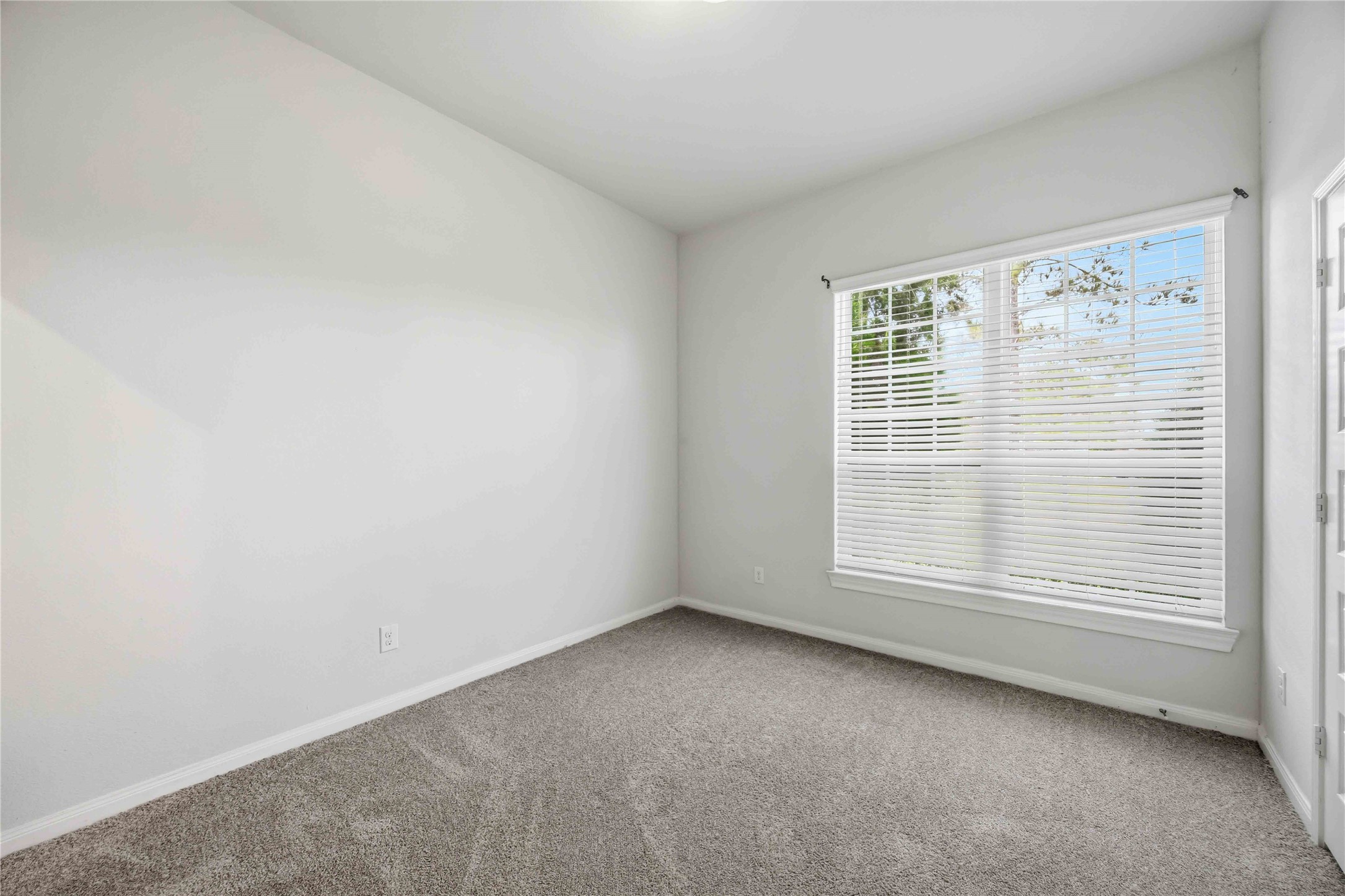 2425 Temple Crag Drive Rosharon, TX 77583 - Photo 25 of 32 Offers direct access to the shared bathroom.