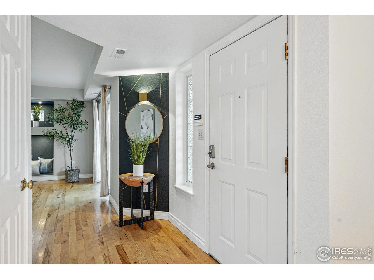 2700 Valmont Road, Unit 5 Boulder, CO 80304 - Photo 2 of 35 a living room with furniture and a large mirror