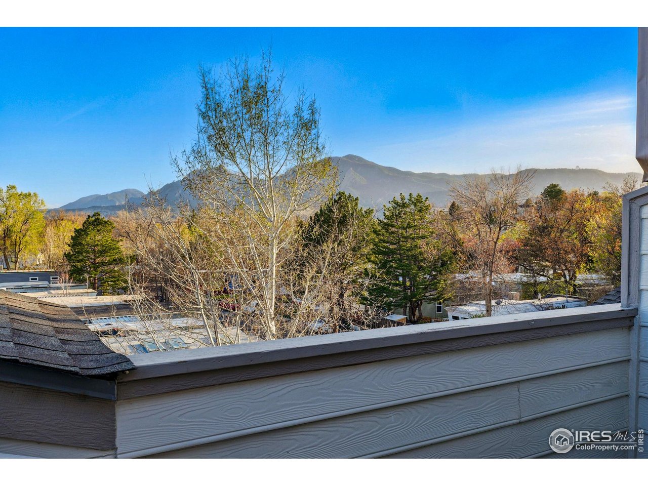 2700 Valmont Road, Unit 5 Boulder, CO 80304 - Photo 5 of 35 a view of a yard with a mountain