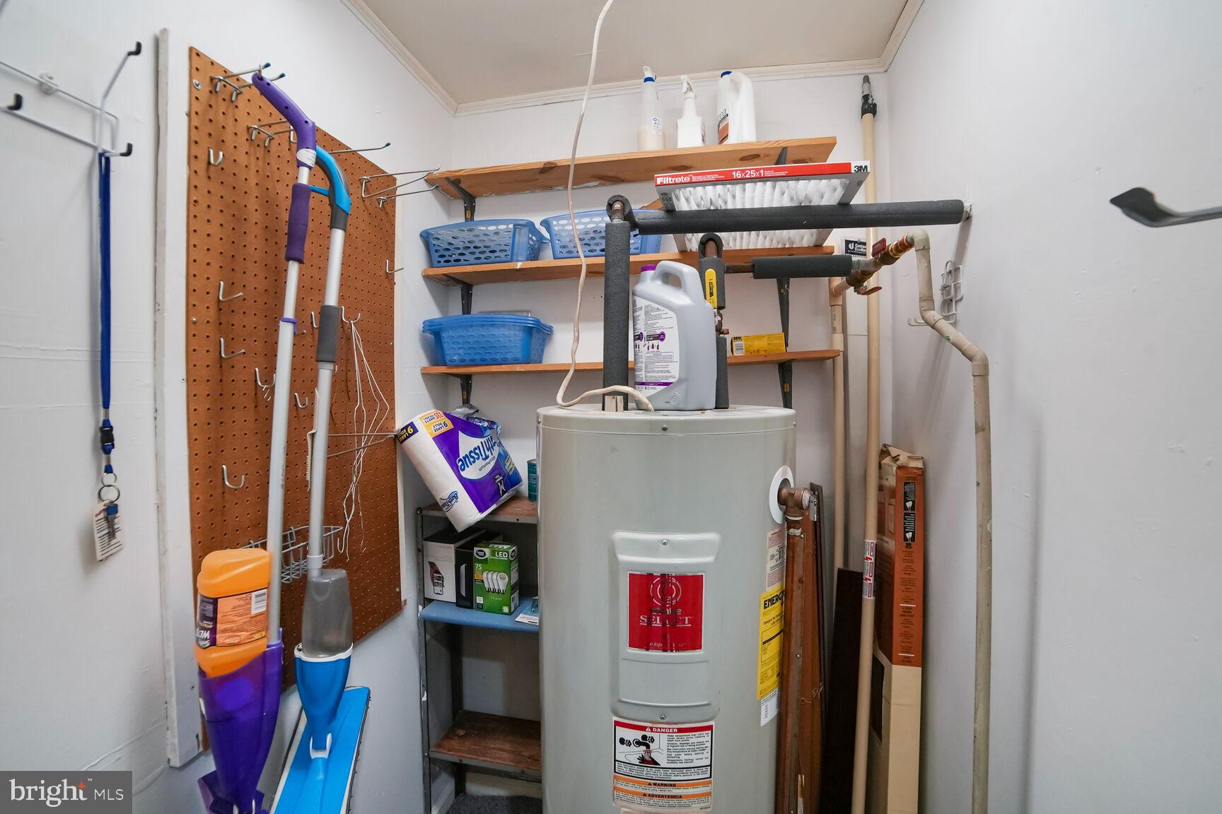 15708 Dorset Road, Unit 304 Laurel, MD 20707 - Photo 27 of 32 a utility room with dryer and washer