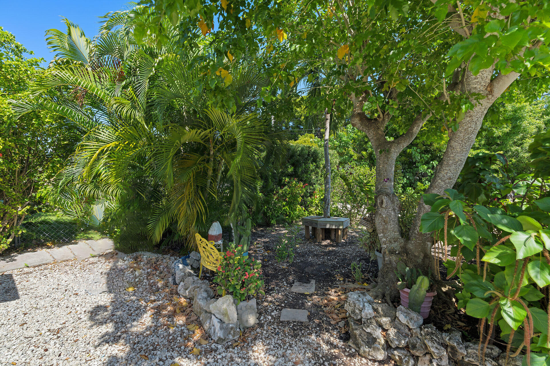 357 23rd Street Marathon, FL 33050 - Photo 40 of 48 a backyard of a house with lots of green space
