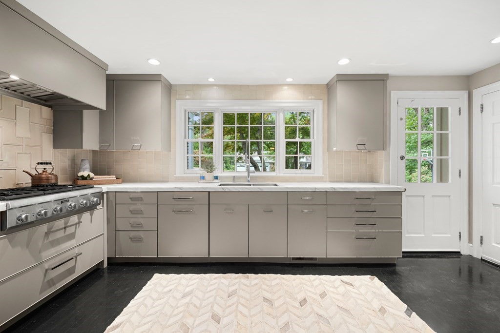 44 Hubbard Road Weston, MA 02493 - Photo 10 of 42