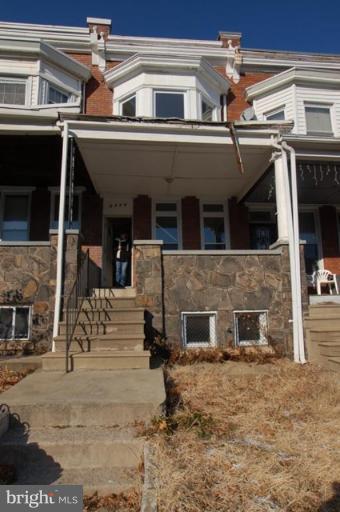 a view of house with car parked