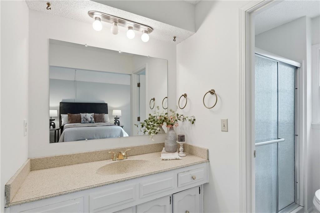 11809 Rosehill Road Overland Park, KS 66210 - Photo 23 of 38