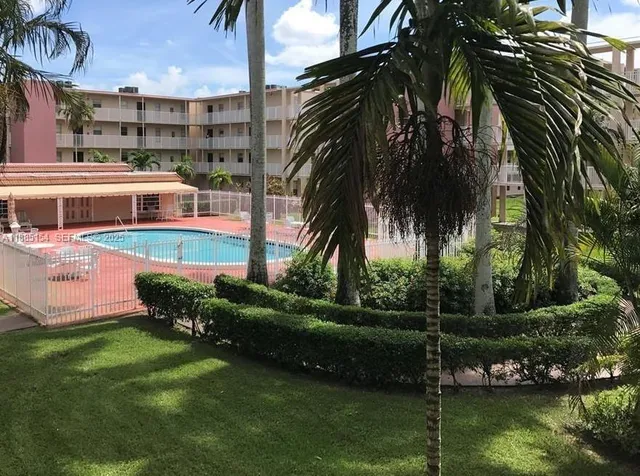 a view of a backyard