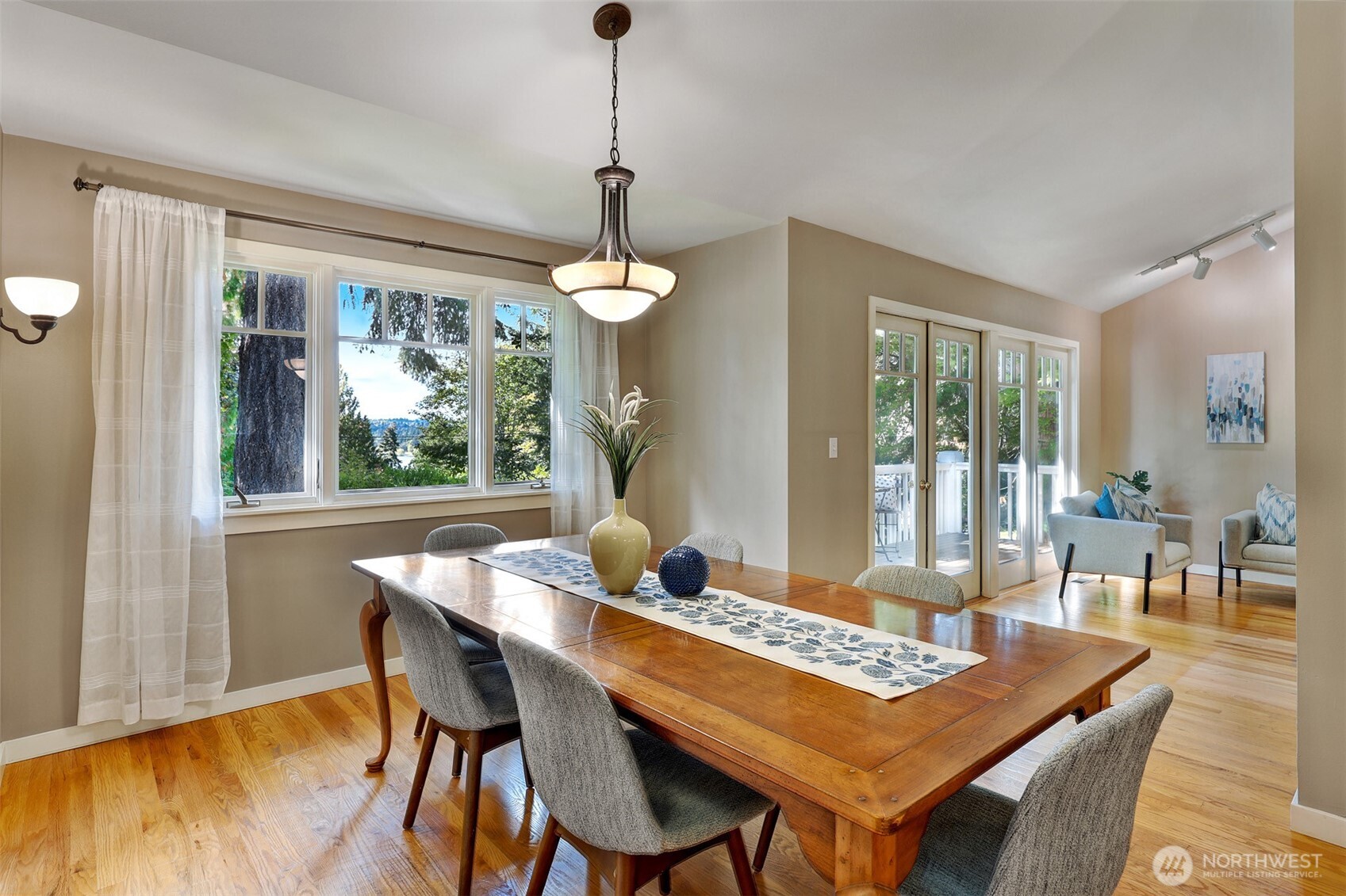 6720 West Mercer Way Mercer Island, WA 98040 - Photo 8 of 40 Gallery Image 8