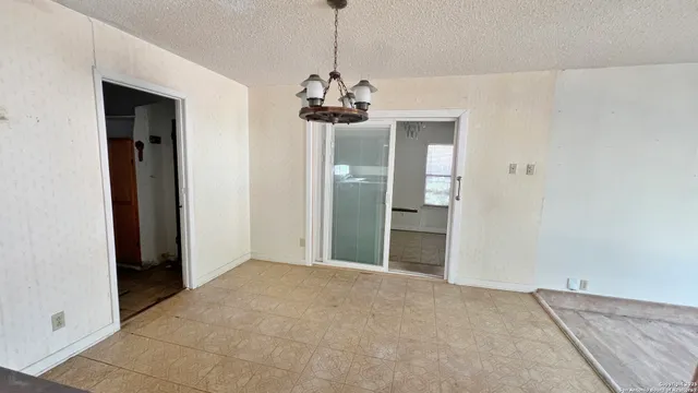 a view of a chandelier in big room and chandelier