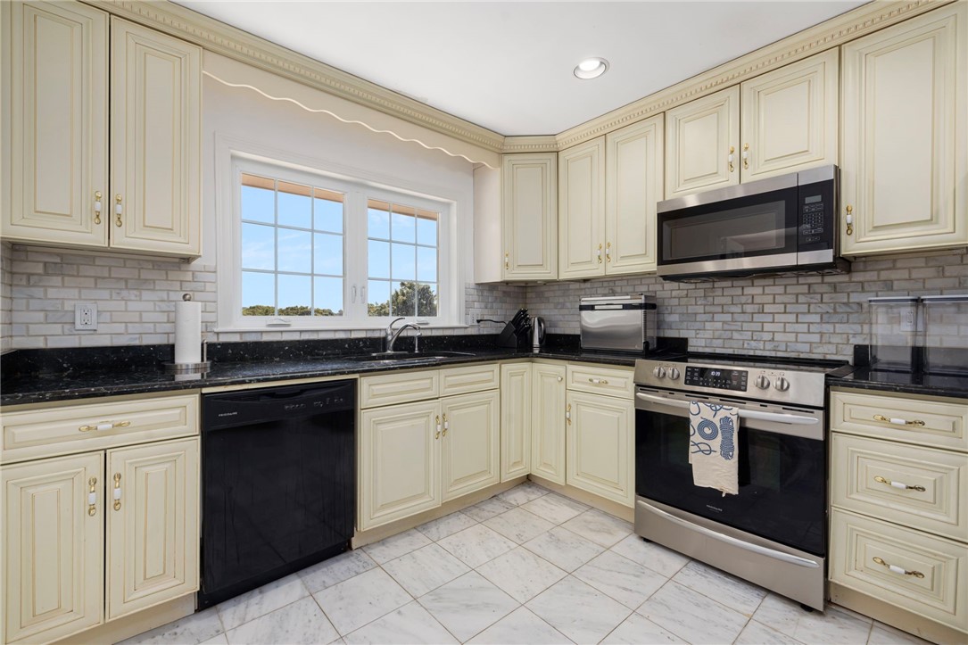 223 Corey Lane Middletown, RI 02842 - Photo 11 of 35