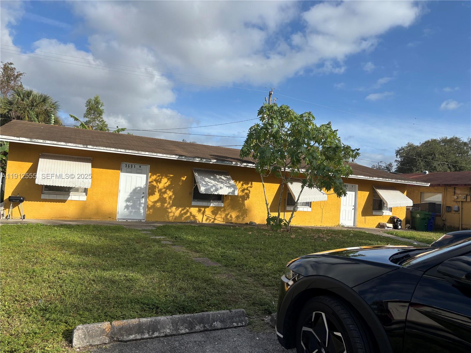 a view of a house with a yard