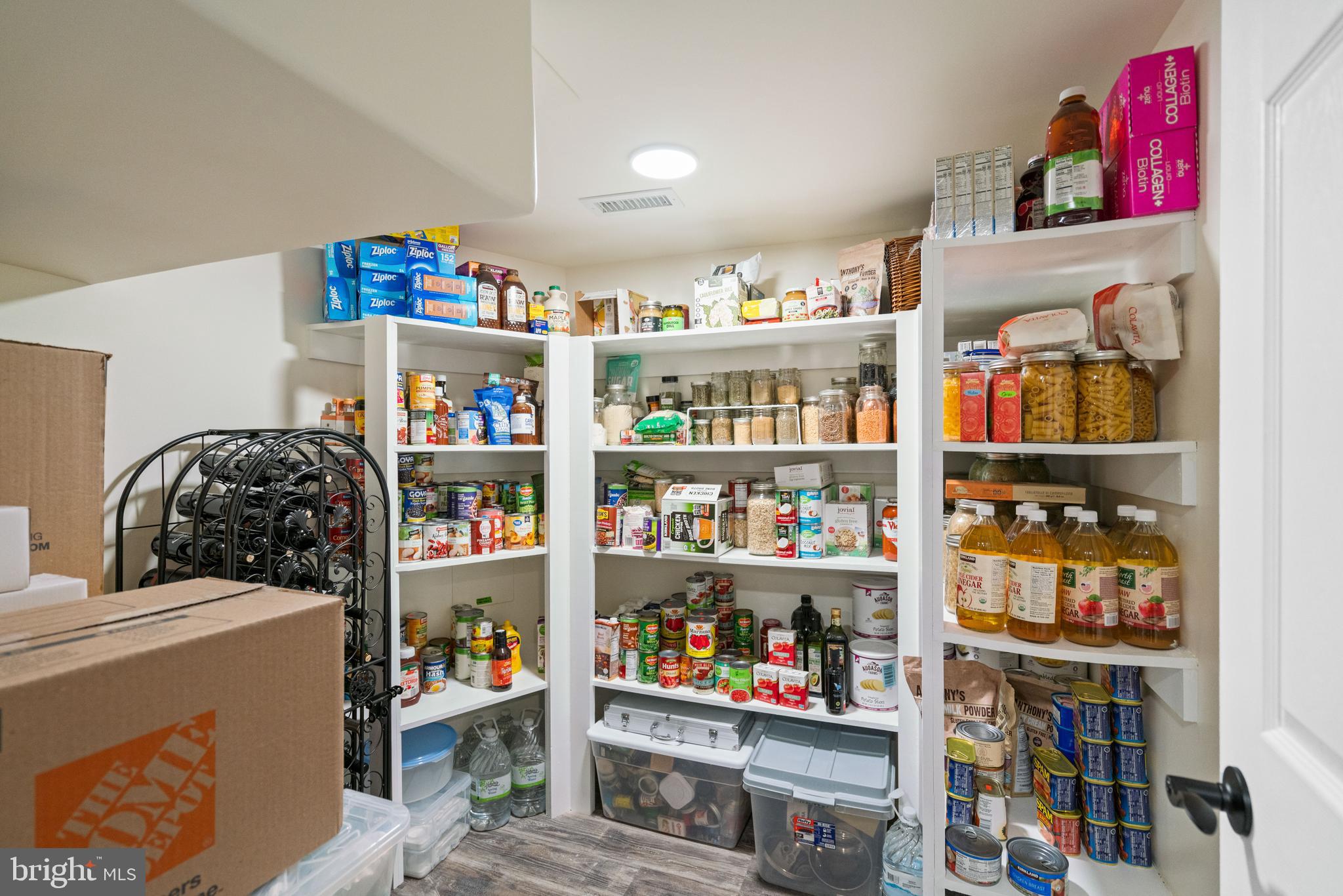 10448 Wheatley School Road Marshall, VA 20115 - Photo 33 of 43 a room with furniture and a book shelf