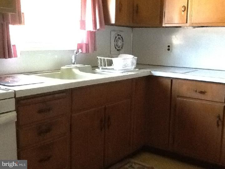 979 Coronet Road Warminster, PA 18974 - Photo 3 of 14 Kitchen