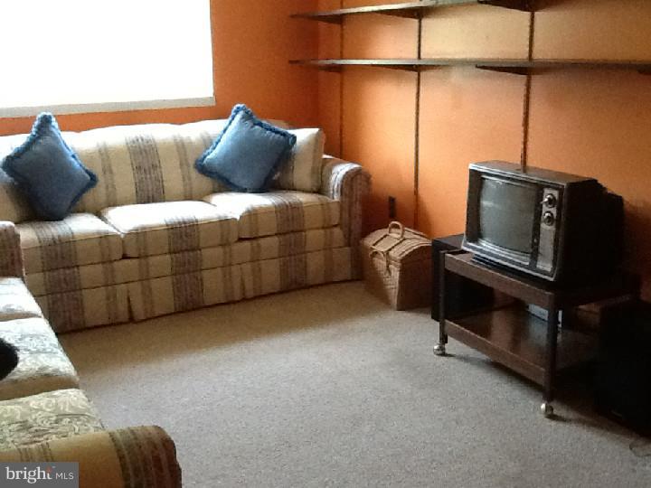979 Coronet Road Warminster, PA 18974 - Photo 6 of 14 Family Room