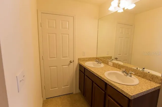 $2,100 | 15810 Fishhawk View Drive, Lithia, FL 33547