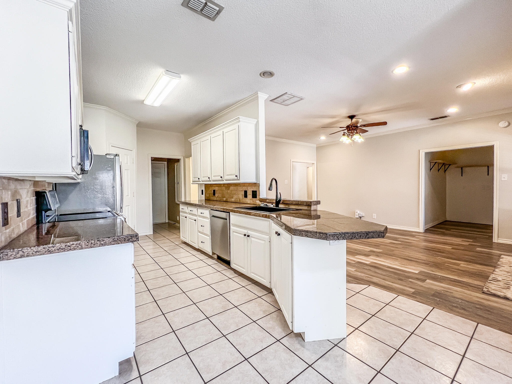5506 100th Street Lubbock, TX 79424 - Photo 10 of 29 IMG_6620
