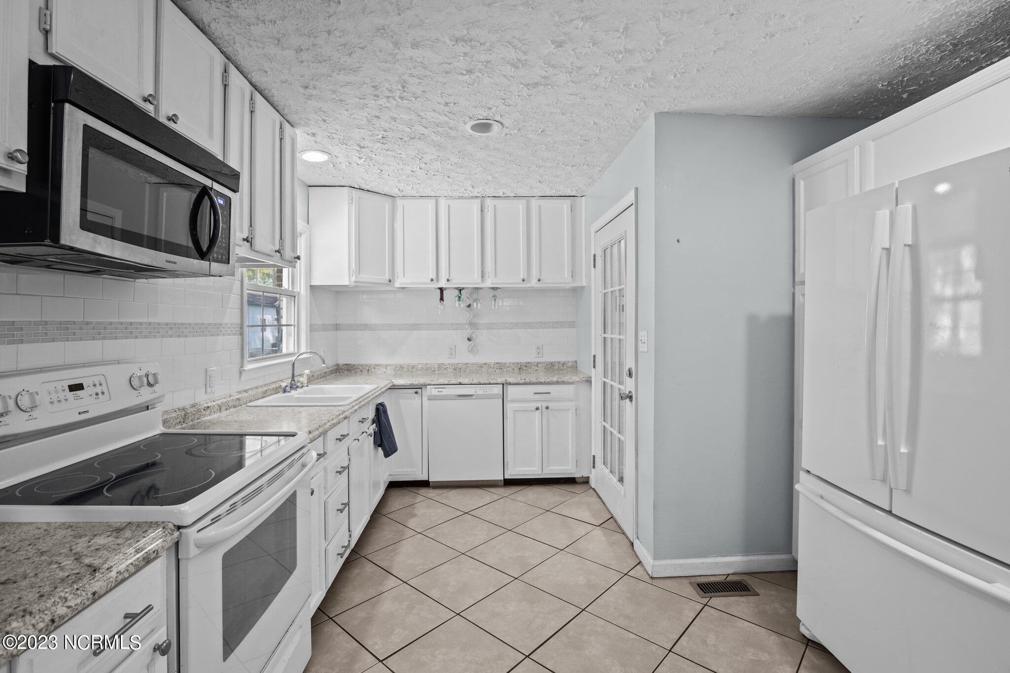 110 Chips Road Vanceboro, NC 28586 - Photo 11 of 38 kitchen