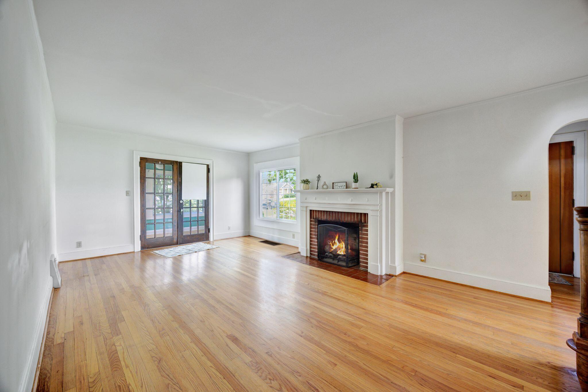 2019 McBrien Road Chattanooga, TN 37412 - Photo 5 of 33 Spacious Living Room