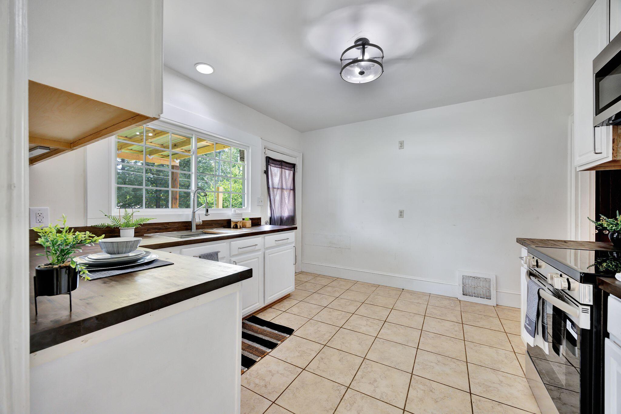 2019 McBrien Road Chattanooga, TN 37412 - Photo 9 of 33 Room for a table