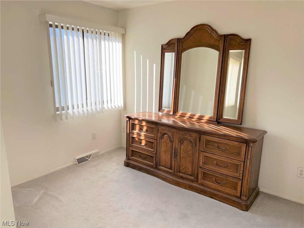 1096 Hampton Ridge Drive Akron, OH 44313 - Photo 17 of 32 sitting or dressing area in master bedroom