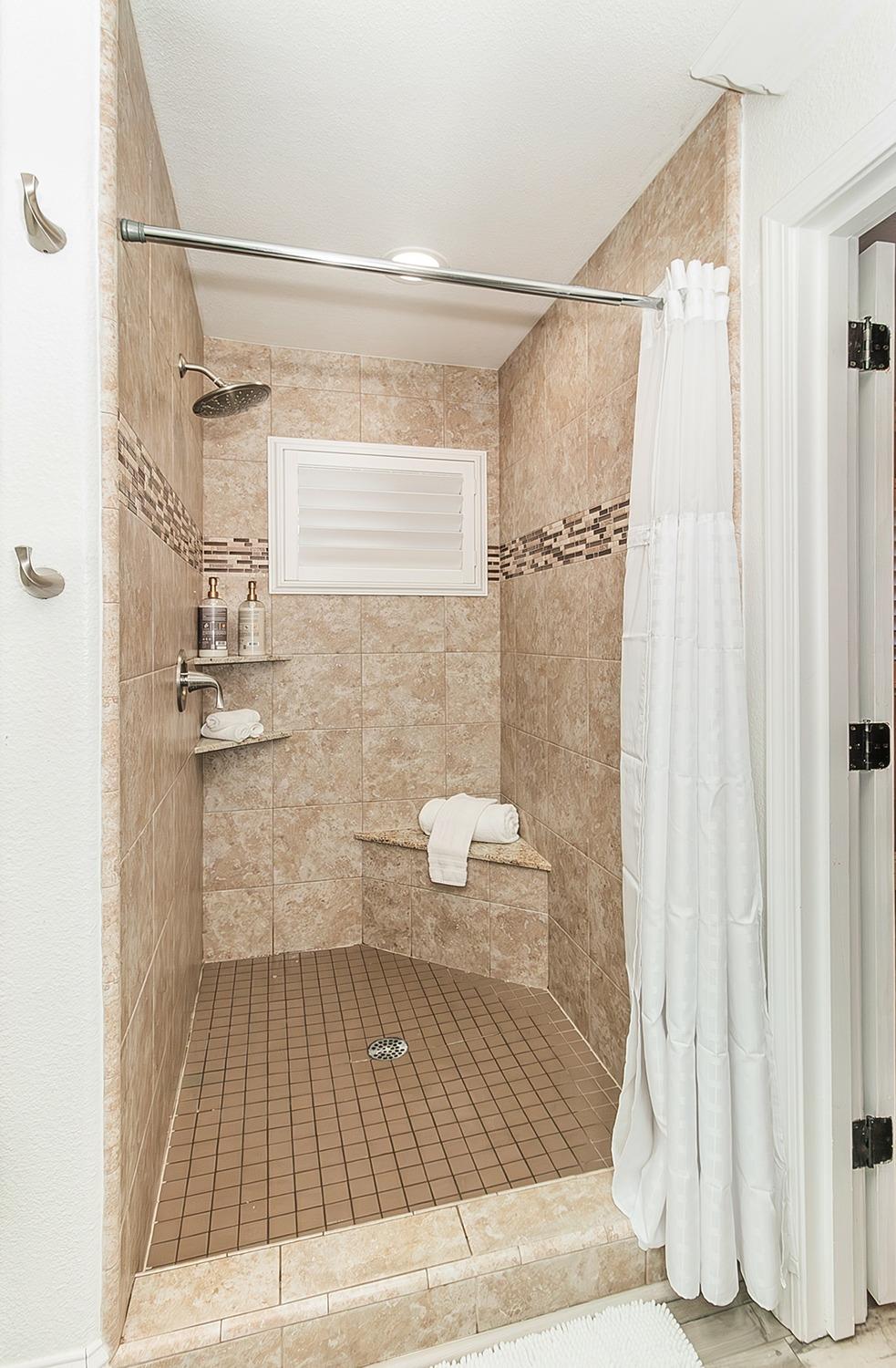 7010 South Frankwood Avenue Reedley, CA 93654 - Photo 29 of 75 a bathroom with a shower