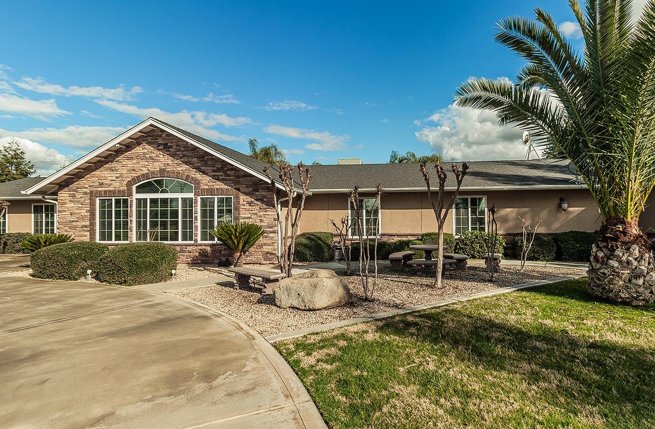 7010 South Frankwood Avenue Reedley, CA 93654 - Photo 3 of 75