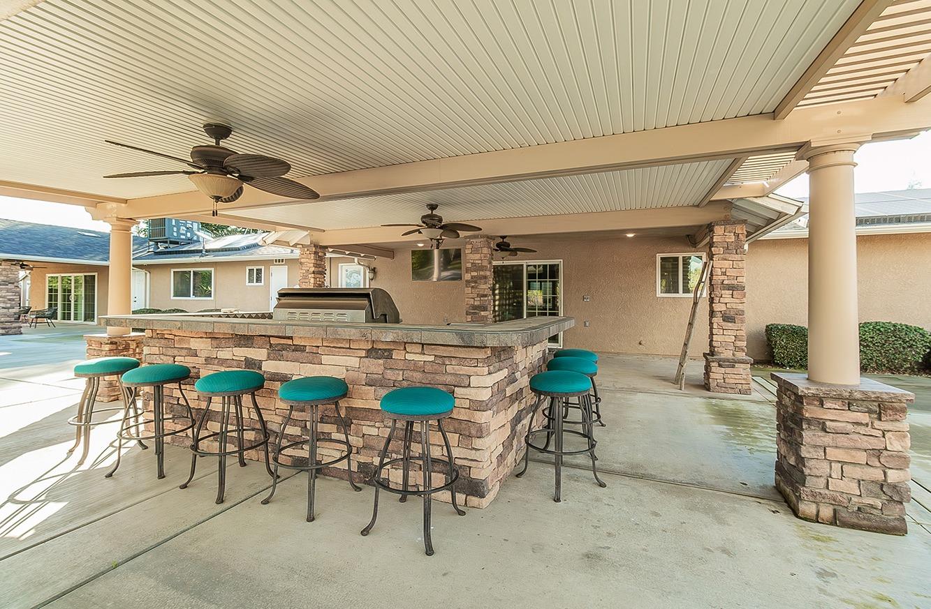 7010 South Frankwood Avenue Reedley, CA 93654 - Photo 37 of 75 a view of a patio with table and chairs