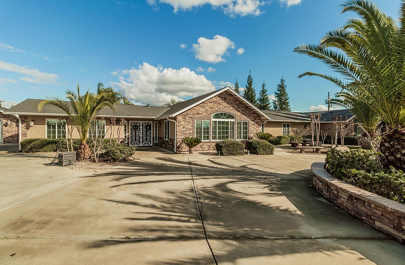 7010 South Frankwood Avenue Reedley, CA 93654 - Photo 59 of 75 a front view of a house with a garden and patio