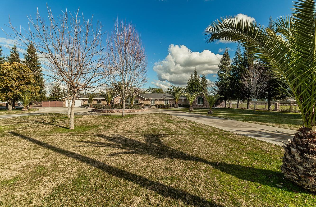 7010 South Frankwood Avenue Reedley, CA 93654 - Photo 60 of 75 a view of a yard