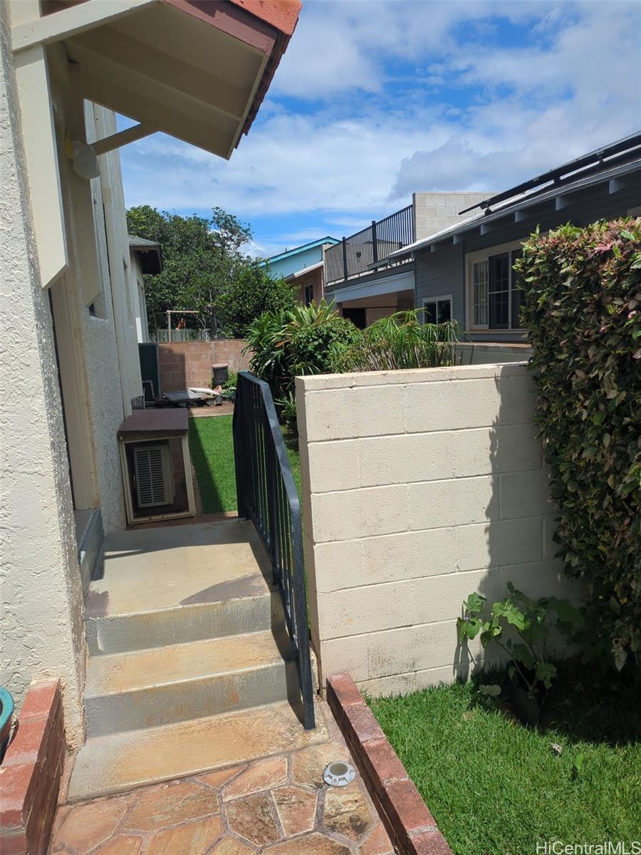 1042 17th Avenue Honolulu, HI 96816 - Photo 2 of 16 a front view of a house with a garden