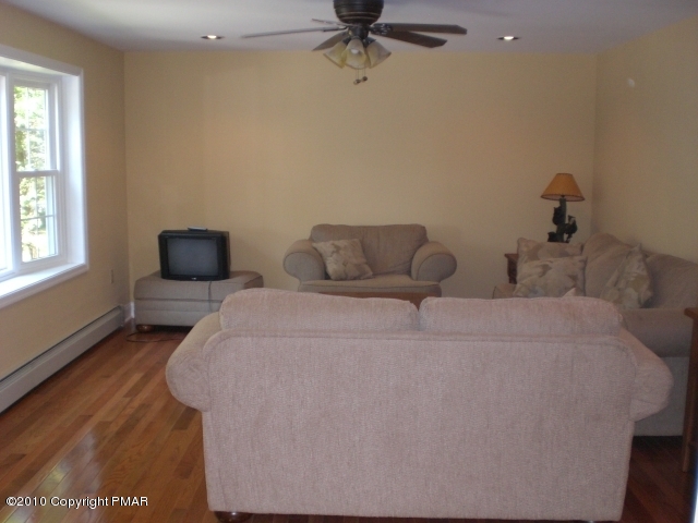 50 Behrens Road Jim Thorpe, PA 18229 - Photo 2 of 18 Living room