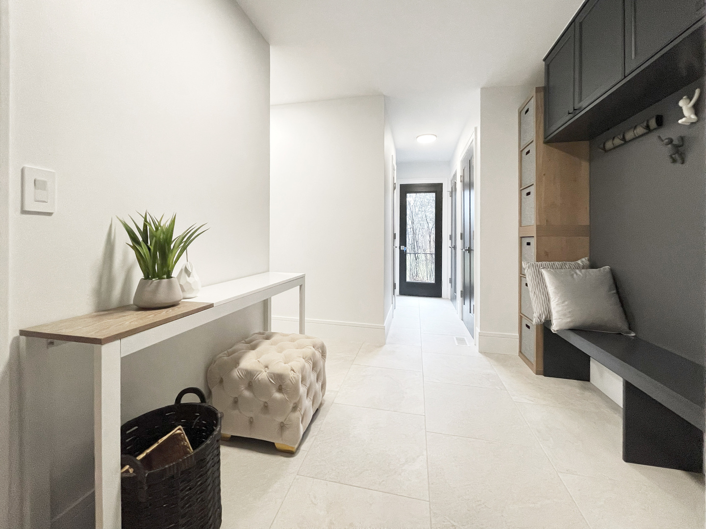 2005 Malory Lane Highland Park, IL 60035 - Photo 39 of 48 a living room with furniture and potted plant