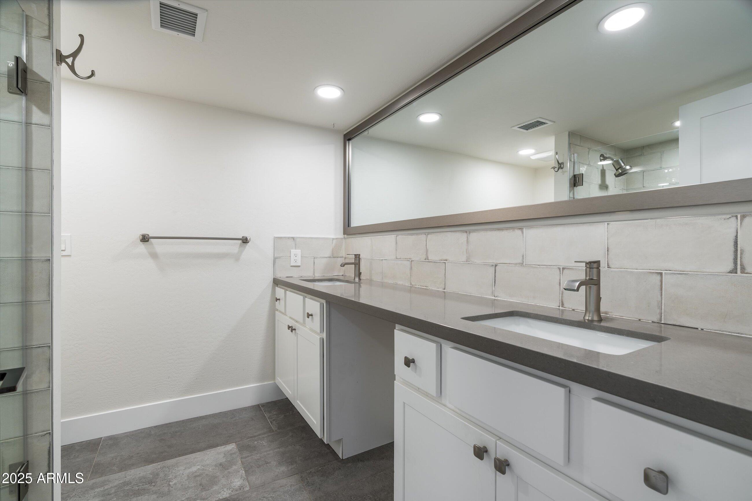 4434 East Camelback Road, Unit 132 Phoenix, AZ 85018 - Photo 24 of 36 22-4434 E Camelback Rd #132 (22 of 39)