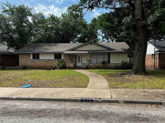 Homes for Sale with a Garage in Wolf Creek, Dallas, TX | Compass