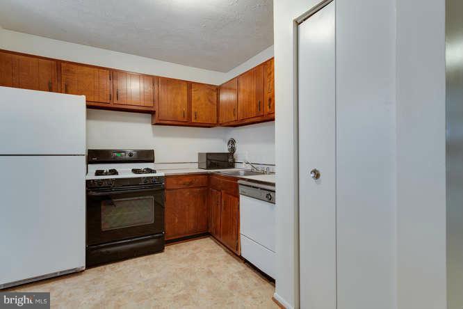 5049 7th Road South, Unit 302 Arlington, VA 22204 - Photo 16 of 26 a kitchen with stainless steel appliances granite countertop a refrigerator and a sink