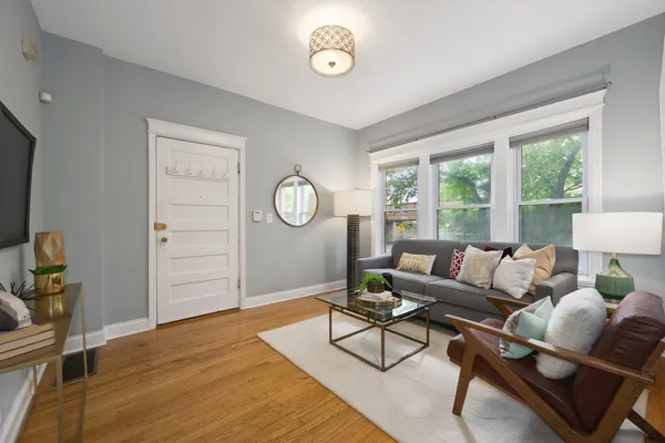 $2,850 | 3805 North Ravenswood Avenue, Unit 1, Chicago, IL 60613