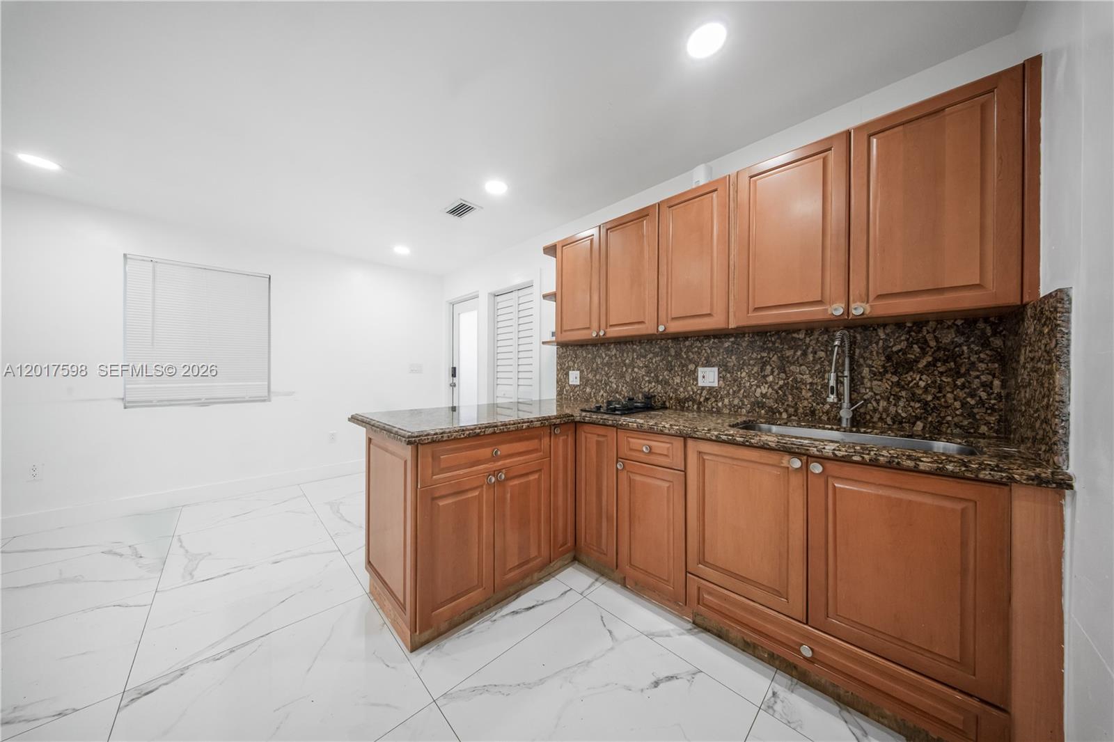 661 East 7th Street Hialeah, FL 33010 - Photo 28 of 52