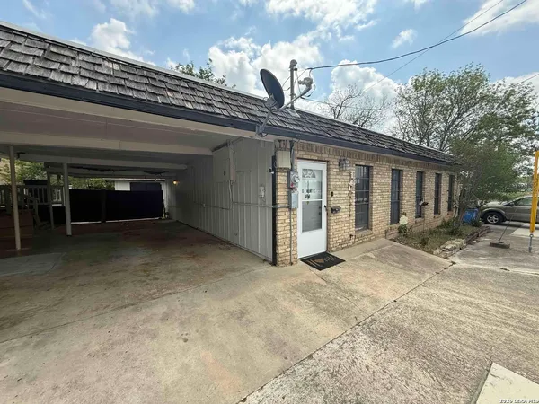 $339,900 | 903 East Walnut Street, Seguin, TX 78155
