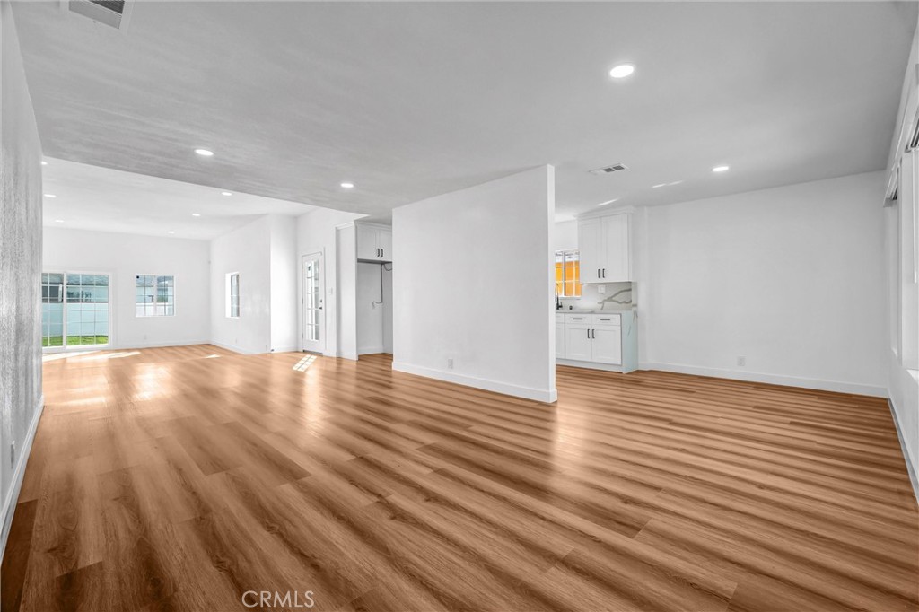 1200 South Castlegate Avenue Compton, CA 90221 - Photo 5 of 39 Living room