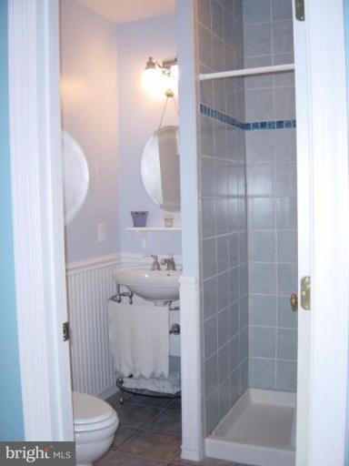6508 Banbury Road Baltimore, MD 21239 - Photo 23 of 26 a bathroom with a shower