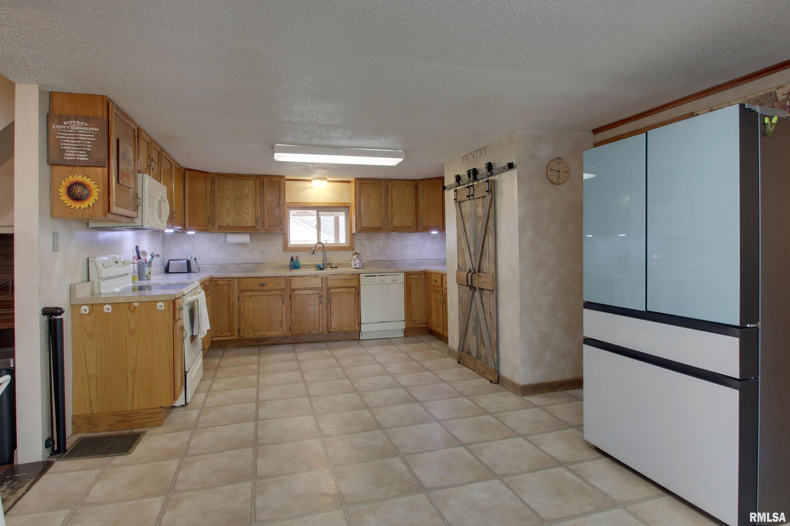 903 West Jefferson Street Pittsfield, IL 62363 - Photo 2 of 28