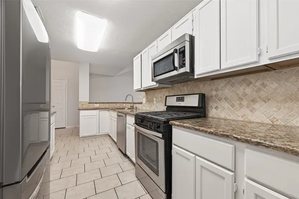 $2,000 | 2002 Foundary Drive, Katy, TX 77493