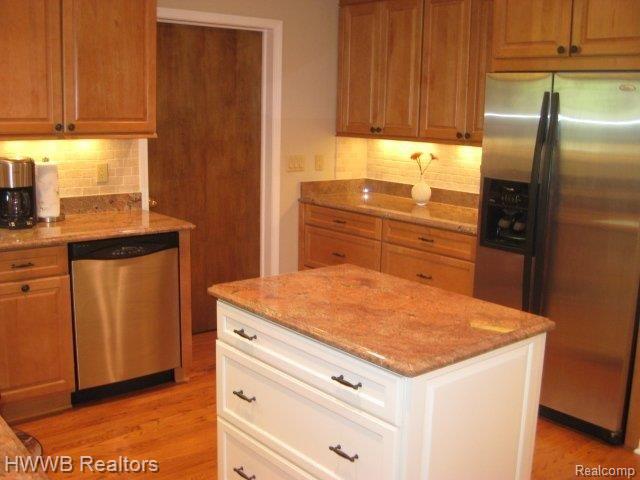1756 Meldon Lane Rochester, MI 48309 - Photo 11 of 24 Kitchen Island