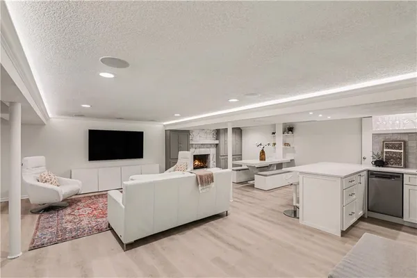 $1,650,000 | 1901 West 69th Street, Mission Hills, KS 66208