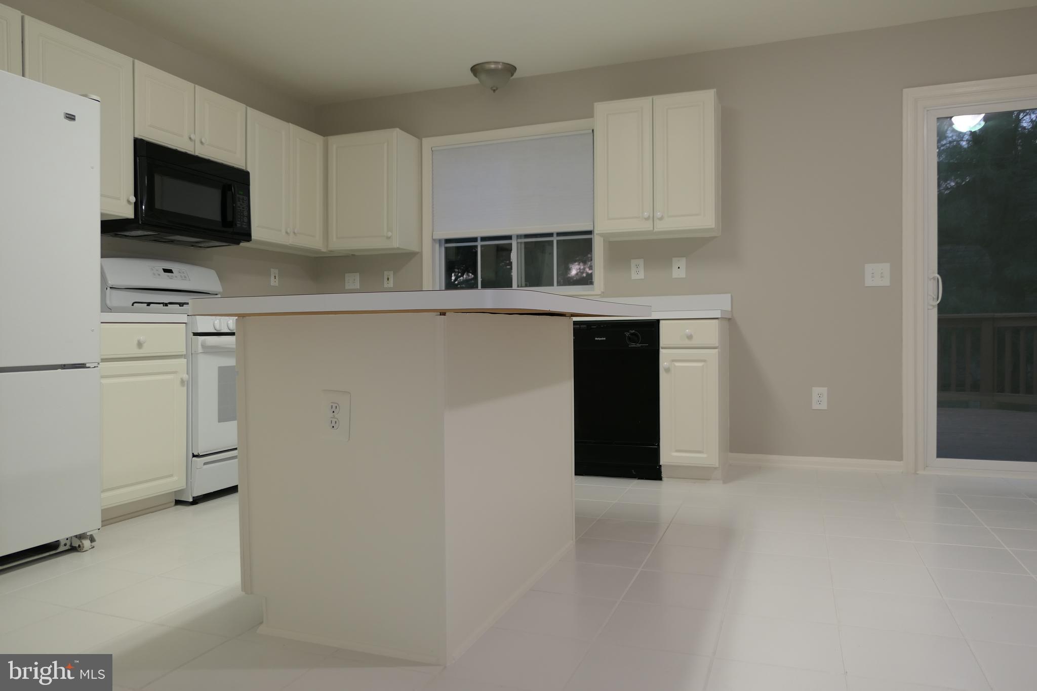 5 Rumsford Court Reisterstown, MD 21136 - Photo 15 of 38 Kitchen w/Double Sink, Dishwasher & Refrigerator