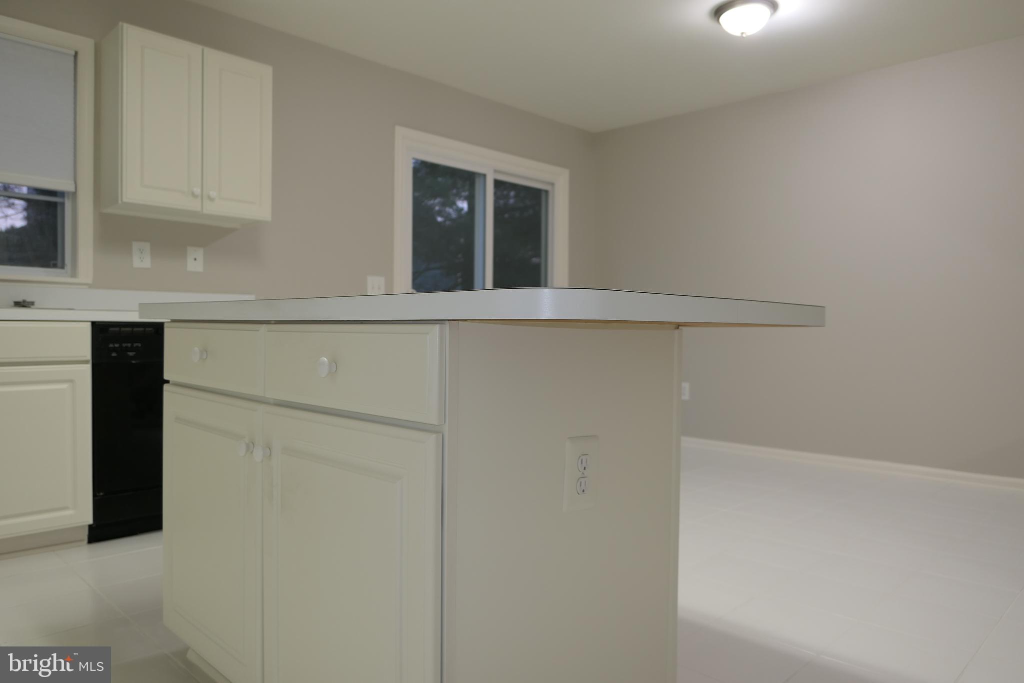 5 Rumsford Court Reisterstown, MD 21136 - Photo 16 of 38 Breakfast Bar w/Cabinets, Drawers & Electric